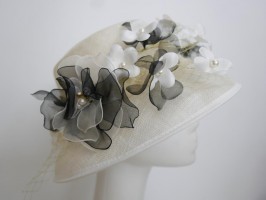 Śmietankowo czarny kapelusz z sinamay model retro regulowany do 57 cm