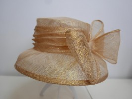 Złoty kapelusz w stylu Audrey z sinamay 57-58 cm