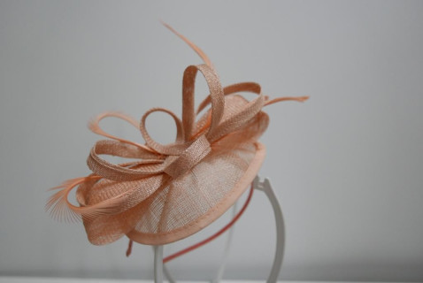 Morelowy fascynator z sinamay z piórami na przepasce