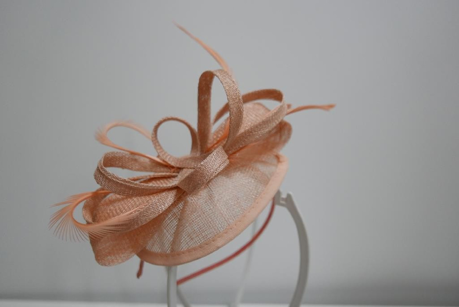 Morelowy fascynator z sinamay z piórami na przepasce