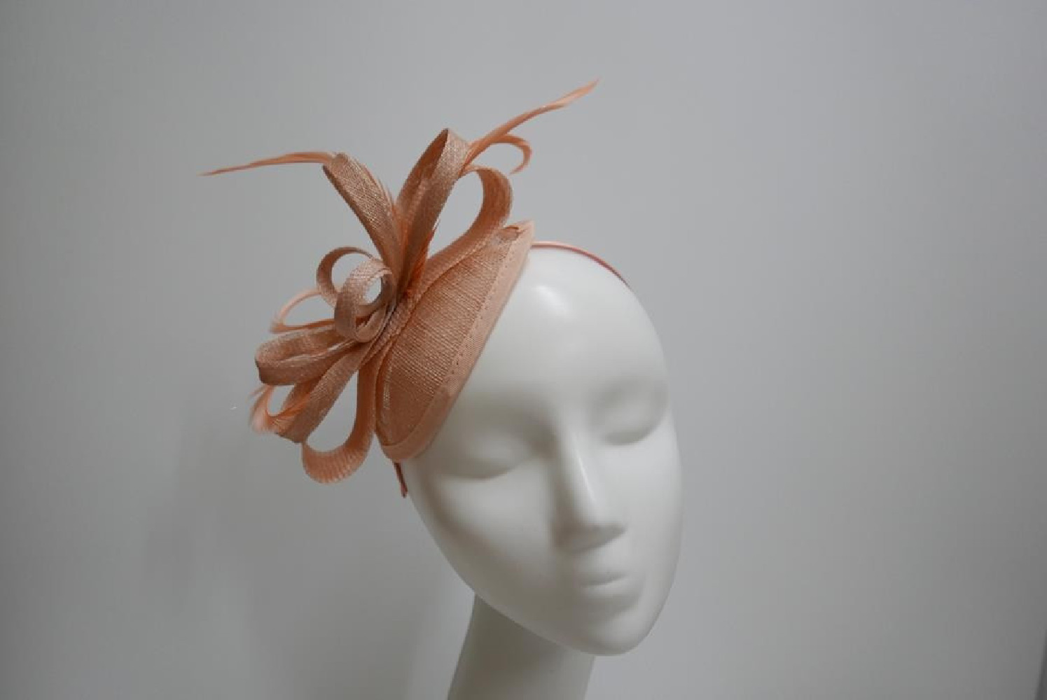 Morelowy fascynator z sinamay z piórami na przepasce