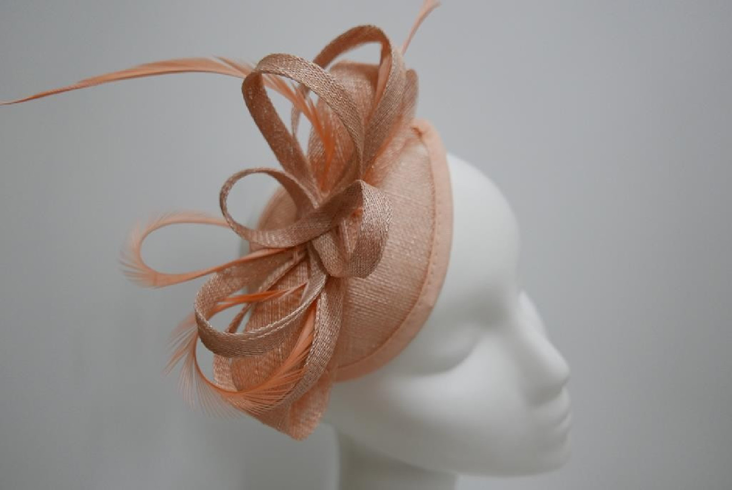 Morelowy fascynator z sinamay z piórami na przepasce