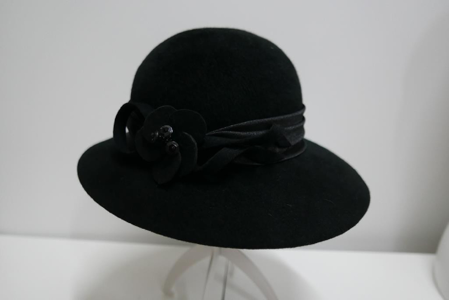 Czarny welurowy kapelusz 54-56 cm