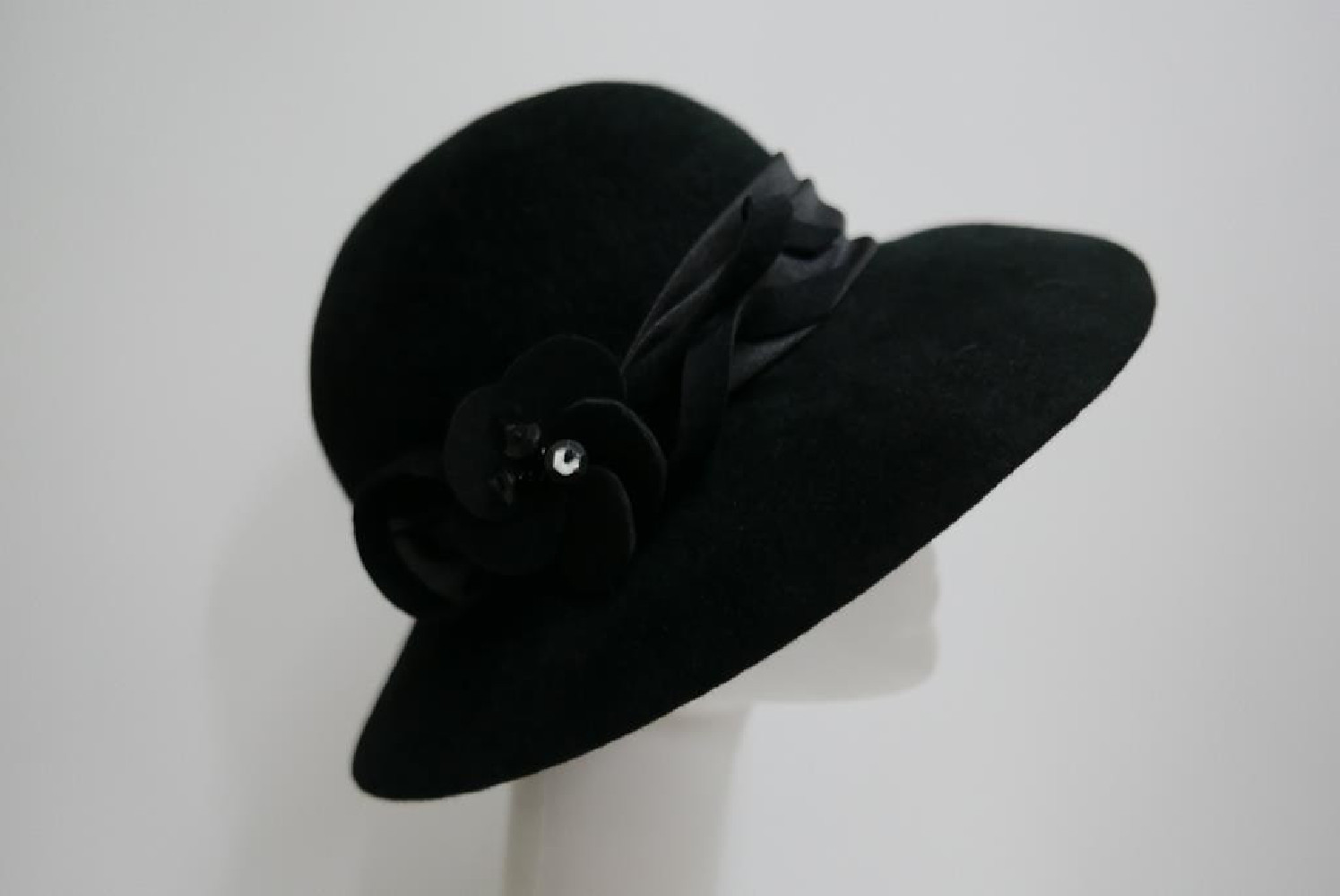 Czarny welurowy kapelusz 54-56 cm