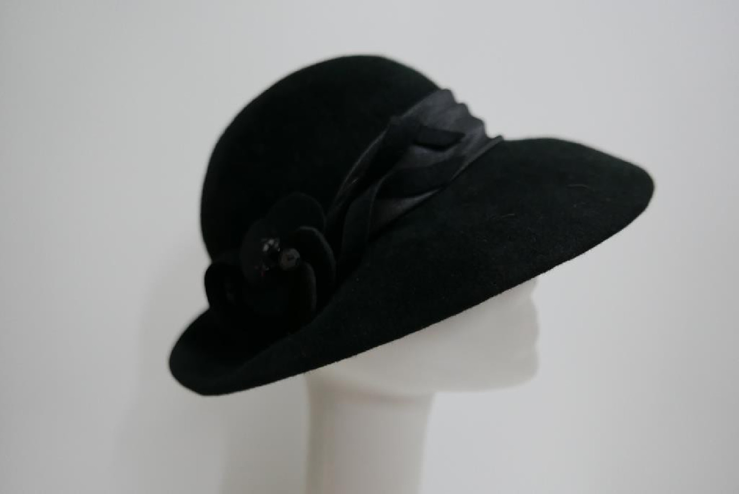 Czarny welurowy kapelusz 54-56 cm