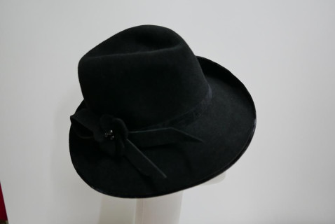 Czarny pilśniowy kapelusz 52-53 cm