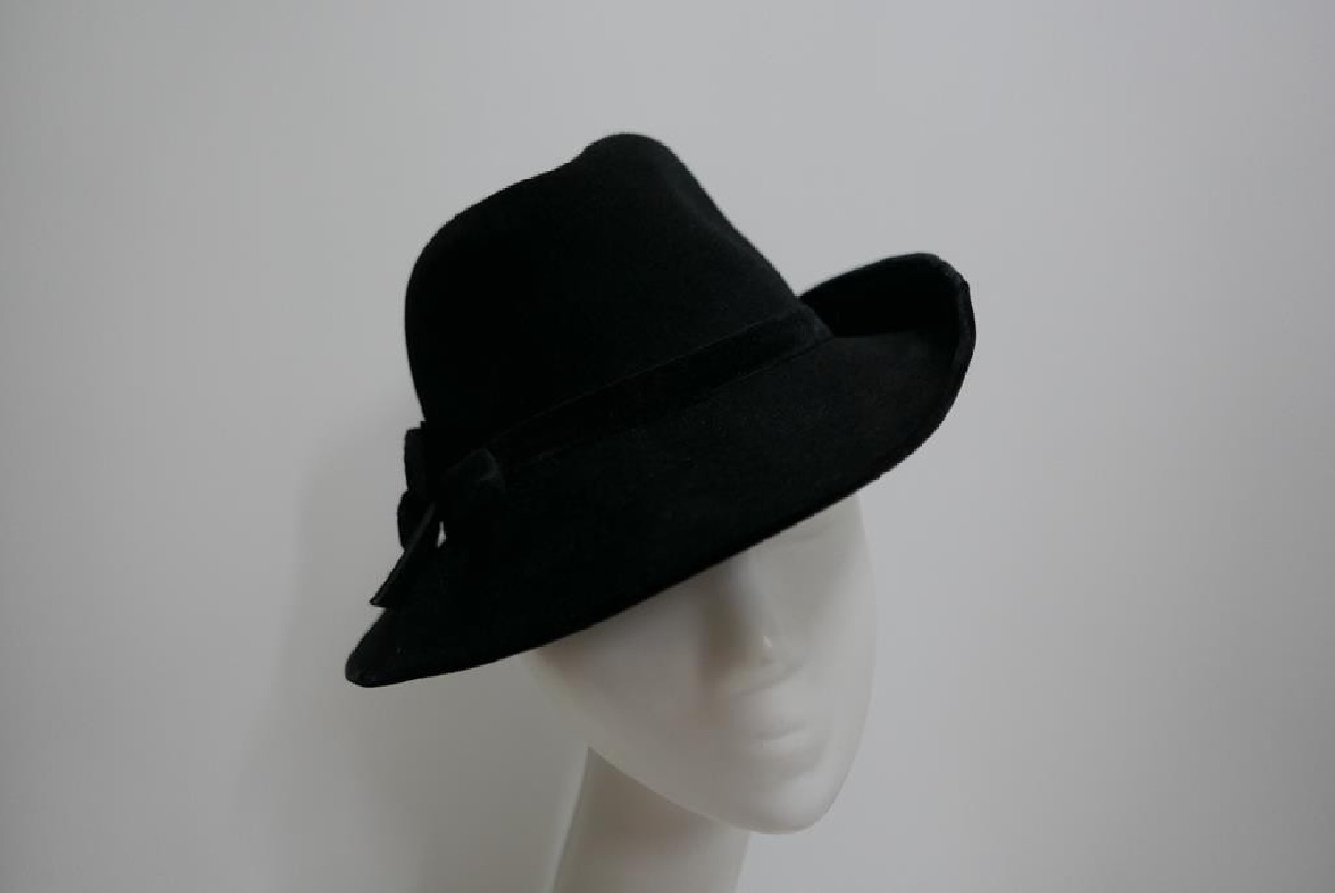 Czarny pilśniowy kapelusz 52-53 cm