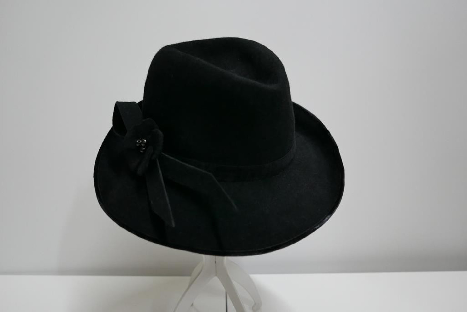 Czarny pilśniowy kapelusz 52-53 cm