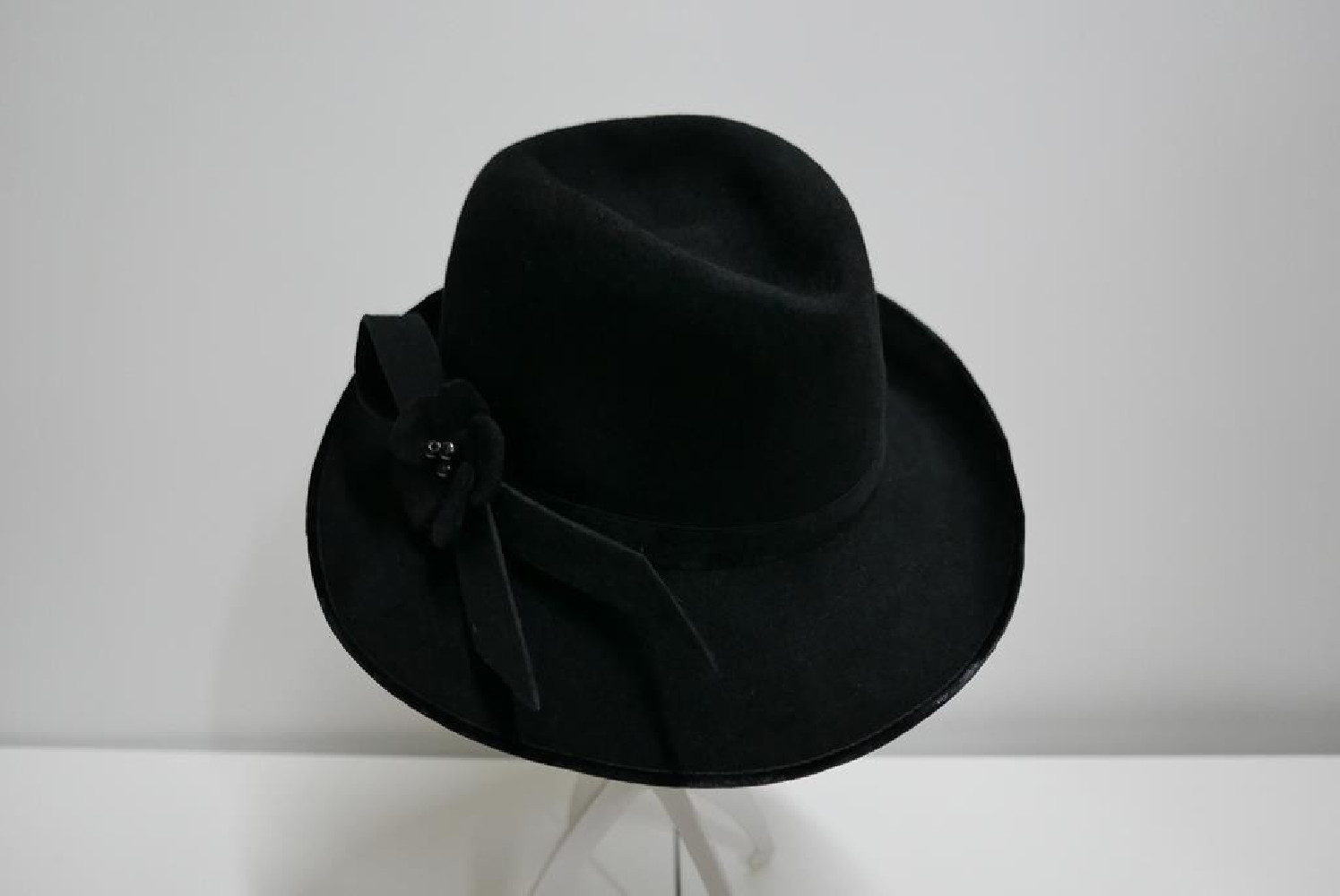 Czarny pilśniowy kapelusz 52-53 cm
