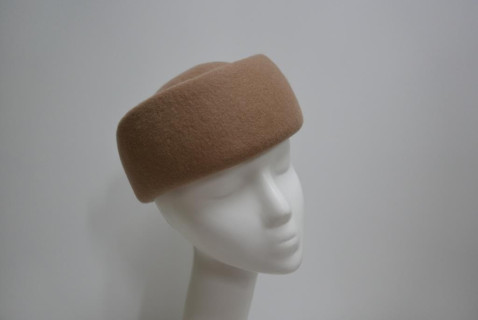 Tears- beżowy toczek filcowy 53-56 cm