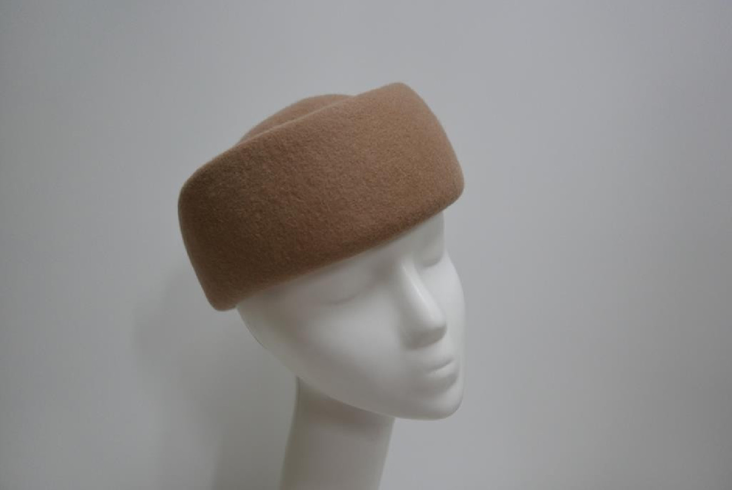 Tears- beżowy toczek filcowy 53-56 cm