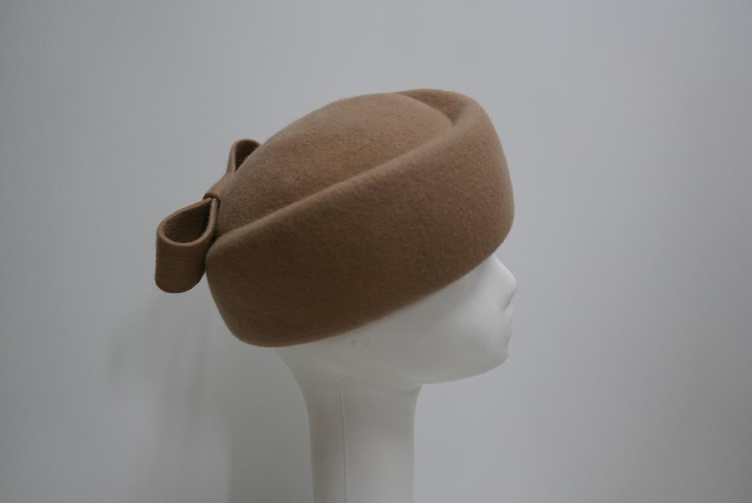 Tears- beżowy toczek filcowy 53-56 cm