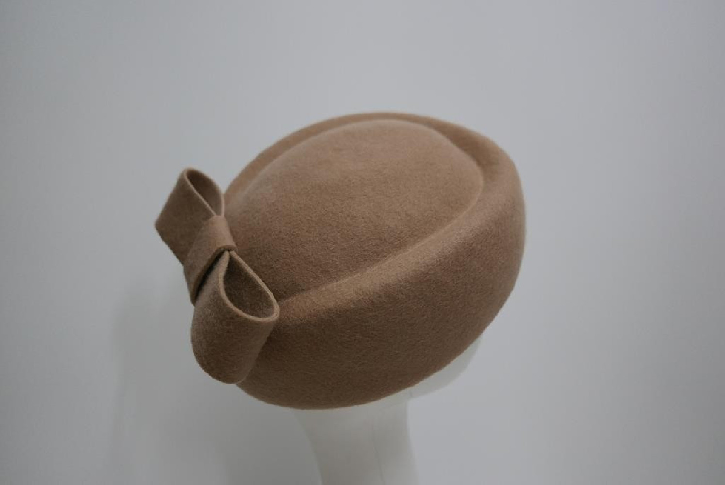 Tears- beżowy toczek filcowy 53-56 cm