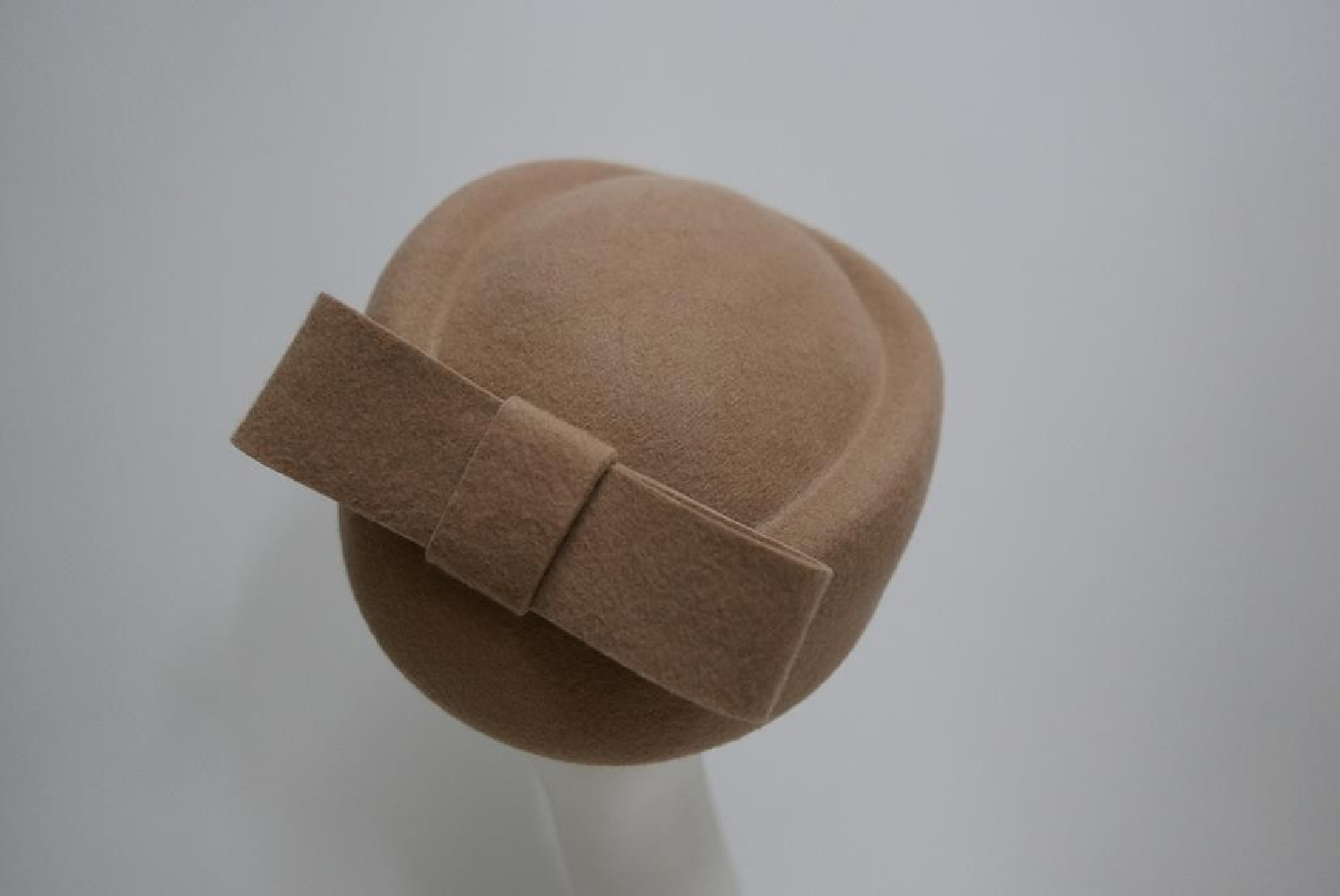 Tears- beżowy toczek filcowy 53-56 cm