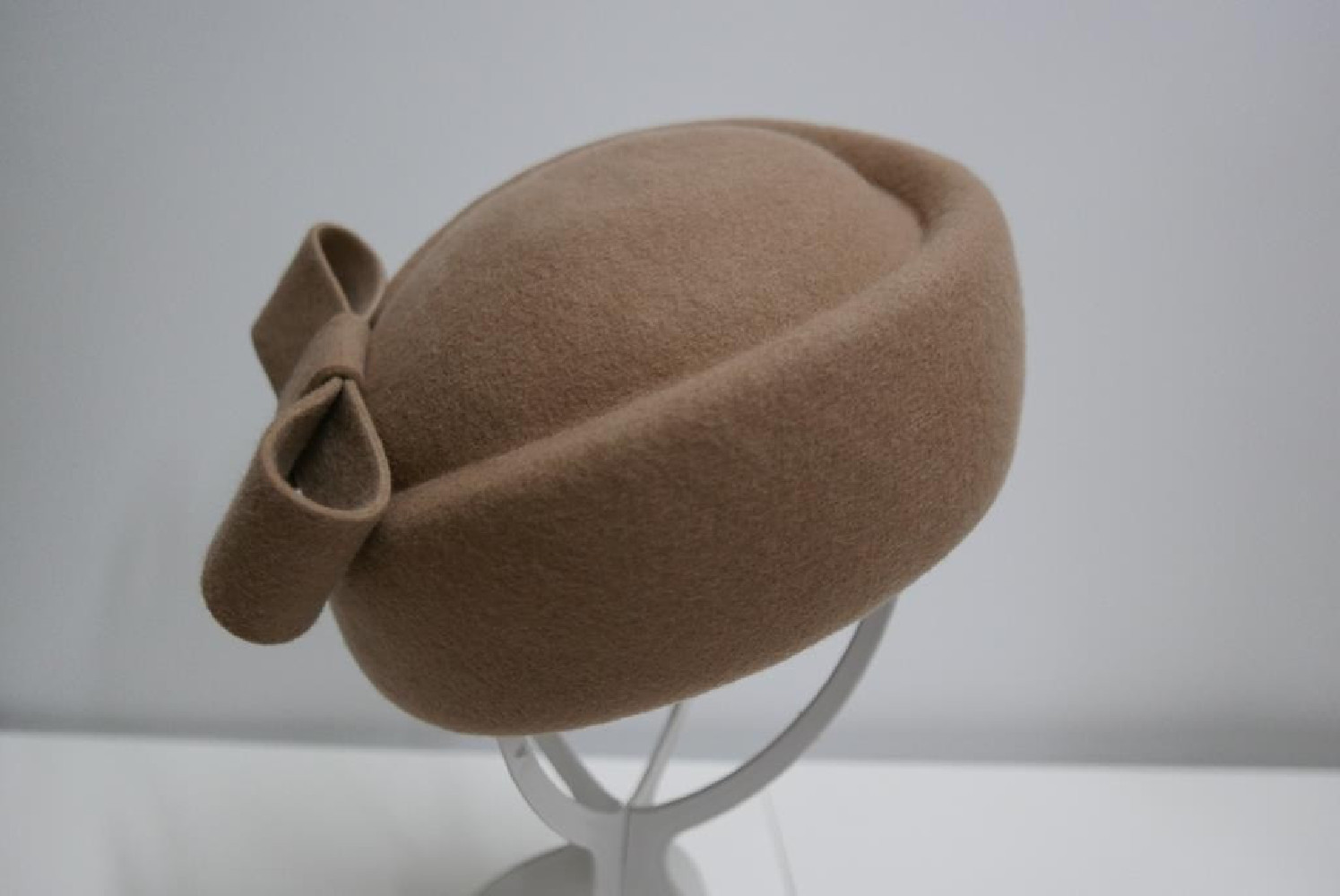 Tears- beżowy toczek filcowy 53-56 cm