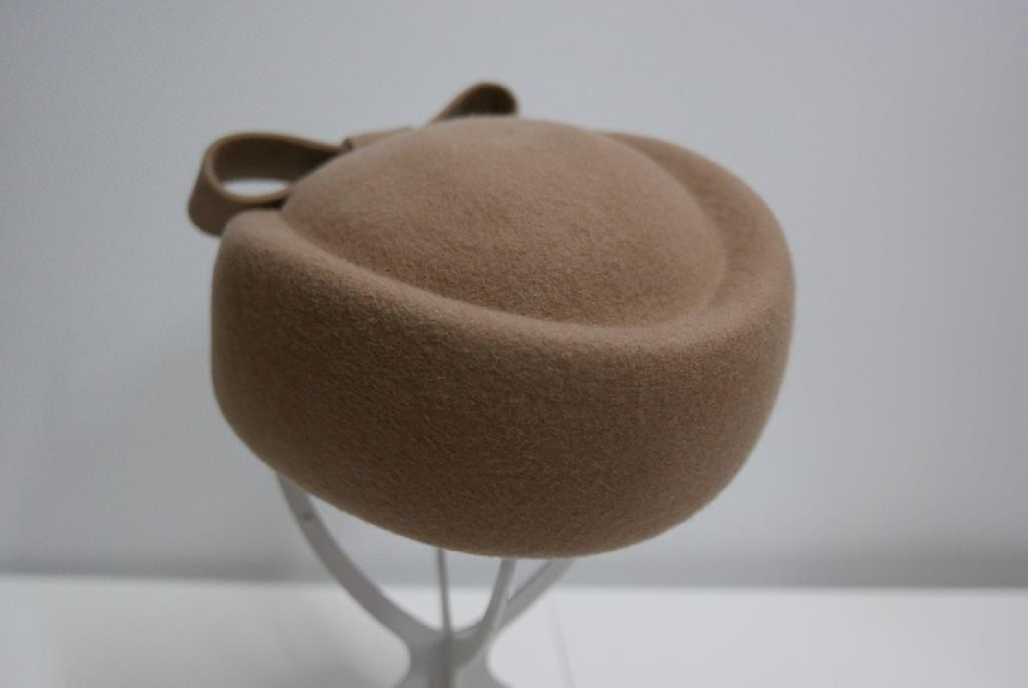 Tears- beżowy toczek filcowy 53-56 cm