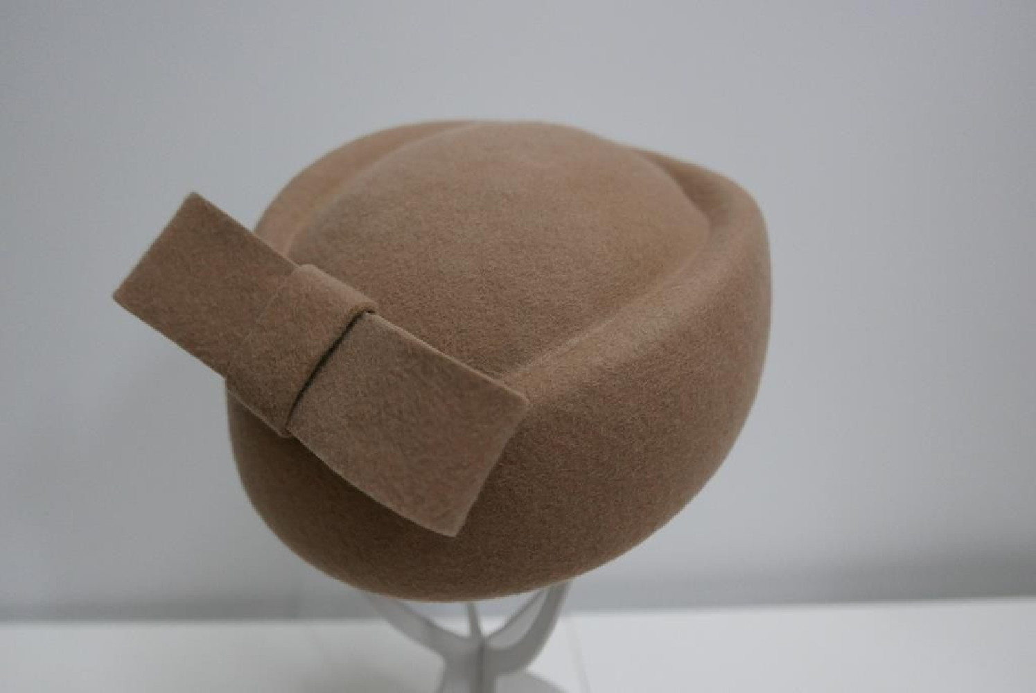 Tears- beżowy toczek filcowy 53-56 cm