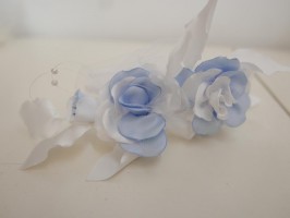 Biało niebieska opaska kwiaty dla druhny