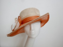 Kremowo pomarańczowy kapelusz z sinamay 53 -55 cm