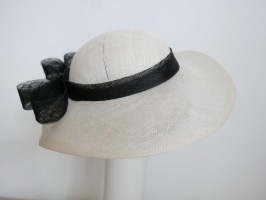 Śmietankowo czarny kapelusz z sinamay uniwersalny