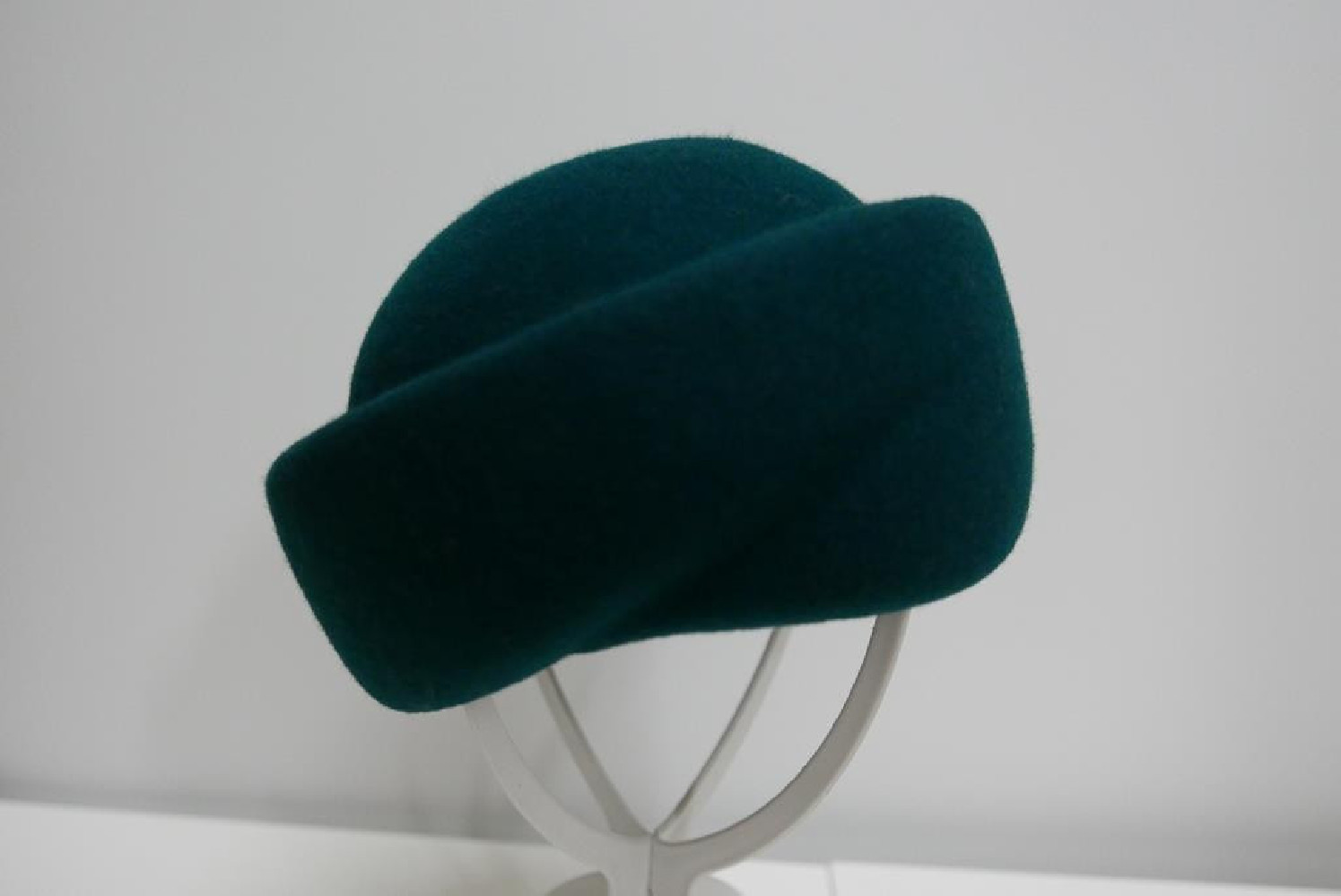 Izabela butelkowa zieleń toczek filcowy 53-57 cm