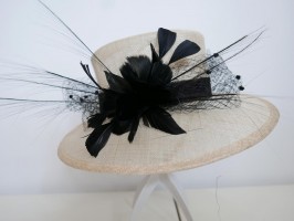 Beżowo czarny kapelusz z sinamay 55 -57 cm