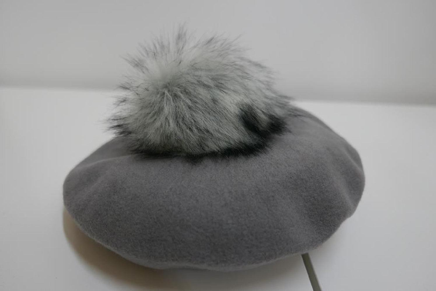 Szary beret dzianina wełna z pomponem