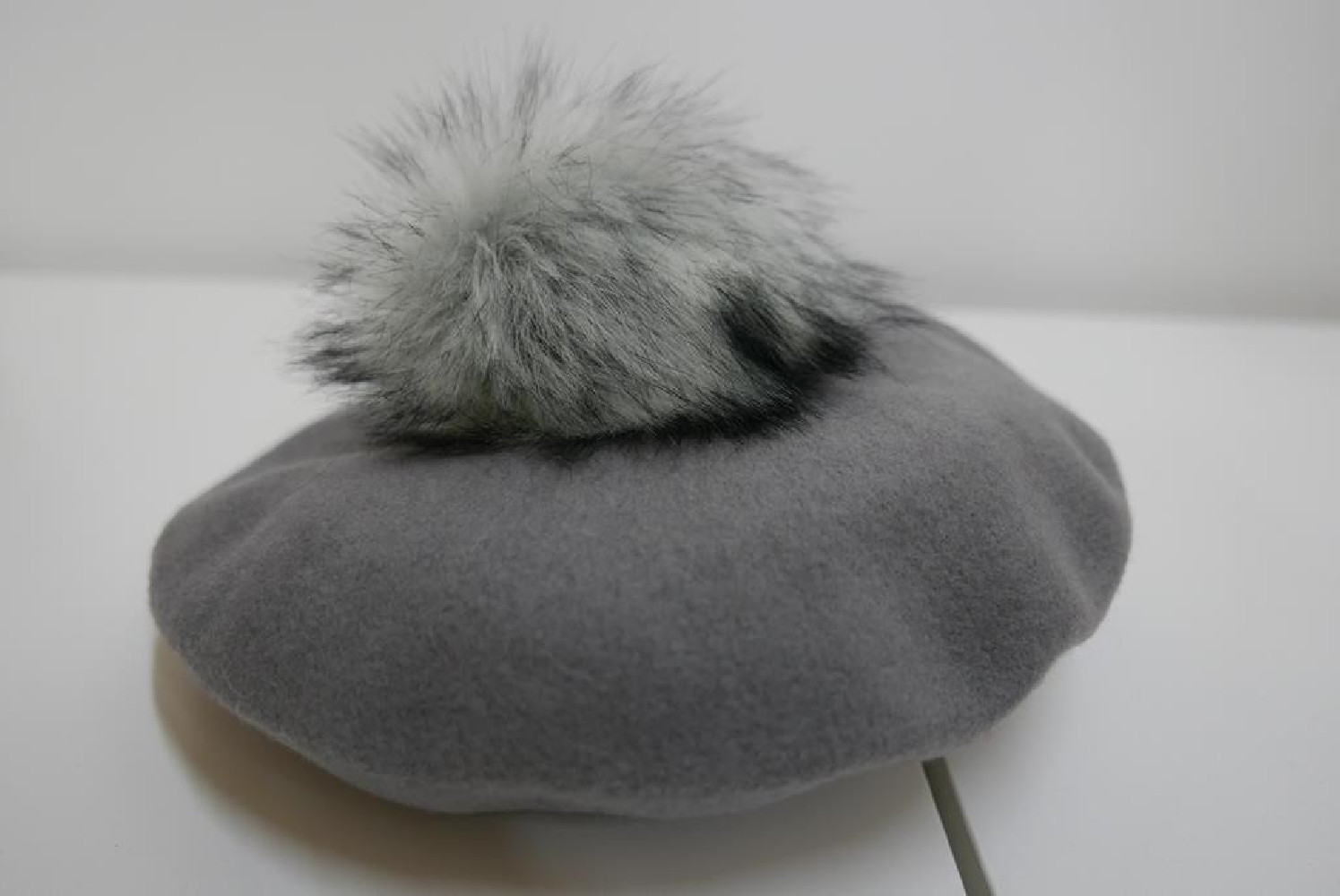 Szary beret dzianina wełna z pomponem