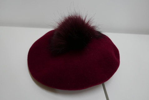 Bordowy beret dzianina wełna z pomponem