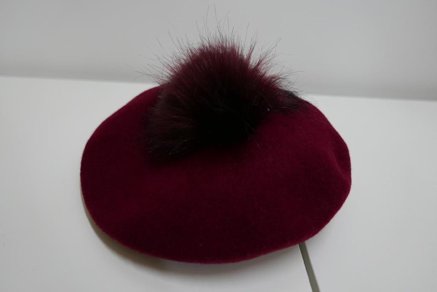 Bordowy beret dzianina wełna z pomponem