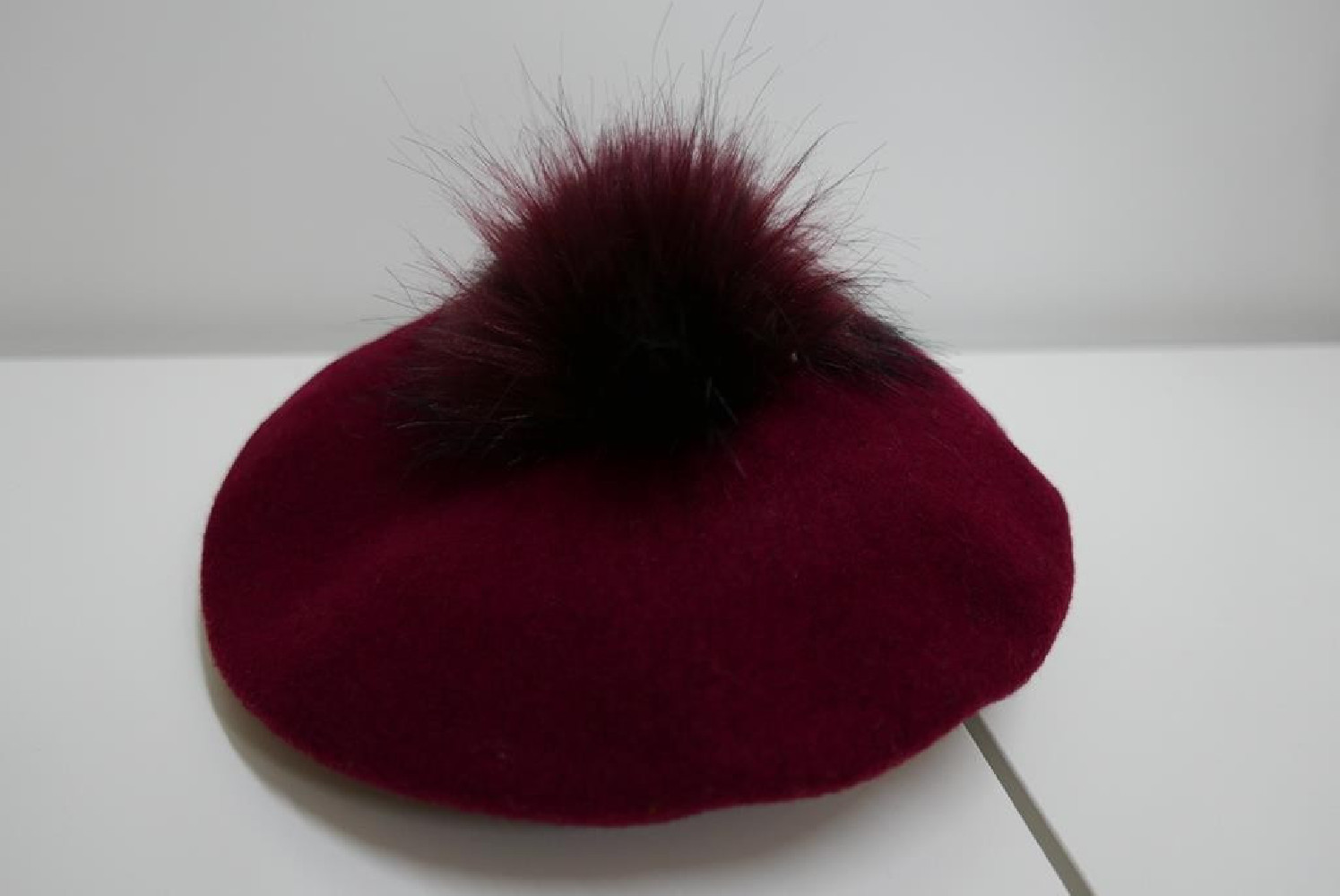 Bordowy beret dzianina wełna z pomponem