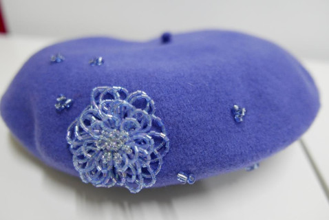 Niebieski beret dzianina wełna z koralikami