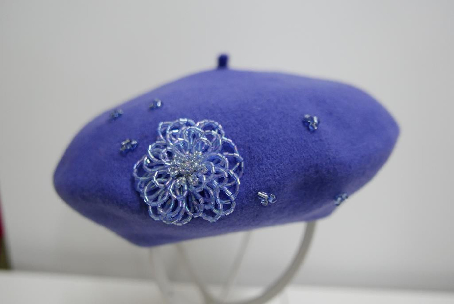 Niebieski beret dzianina wełna z koralikami