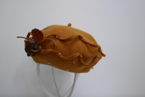 Miodowy beret dzianina wełna z dekoracją