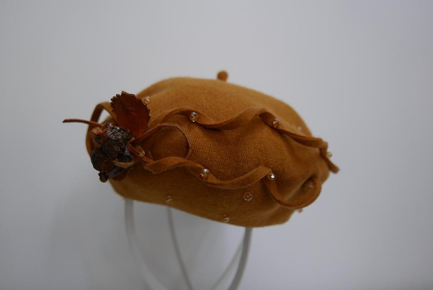 Miodowy beret dzianina wełna z dekoracją