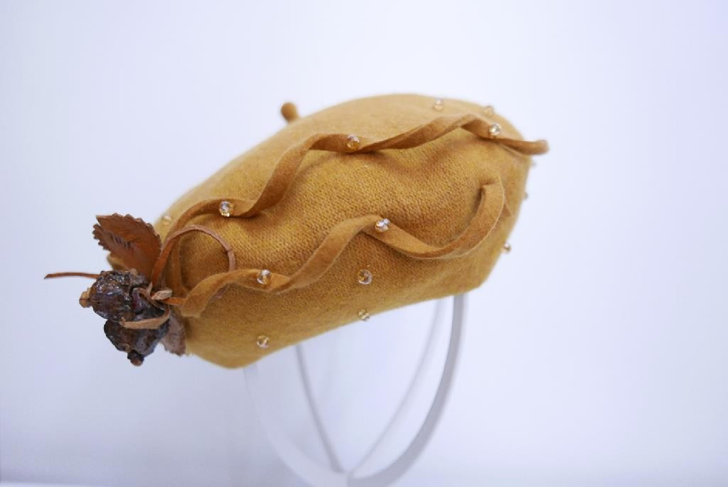 Miodowy beret dzianina wełna z dekoracją