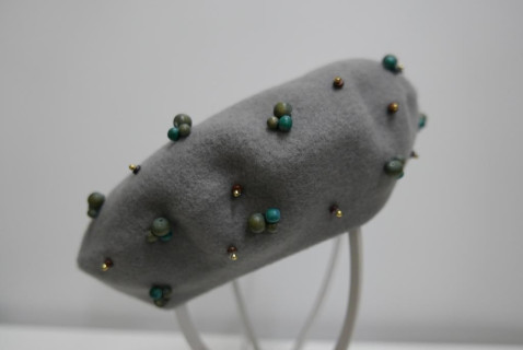 Szaro zielony beret dzianina wełna z koralikami