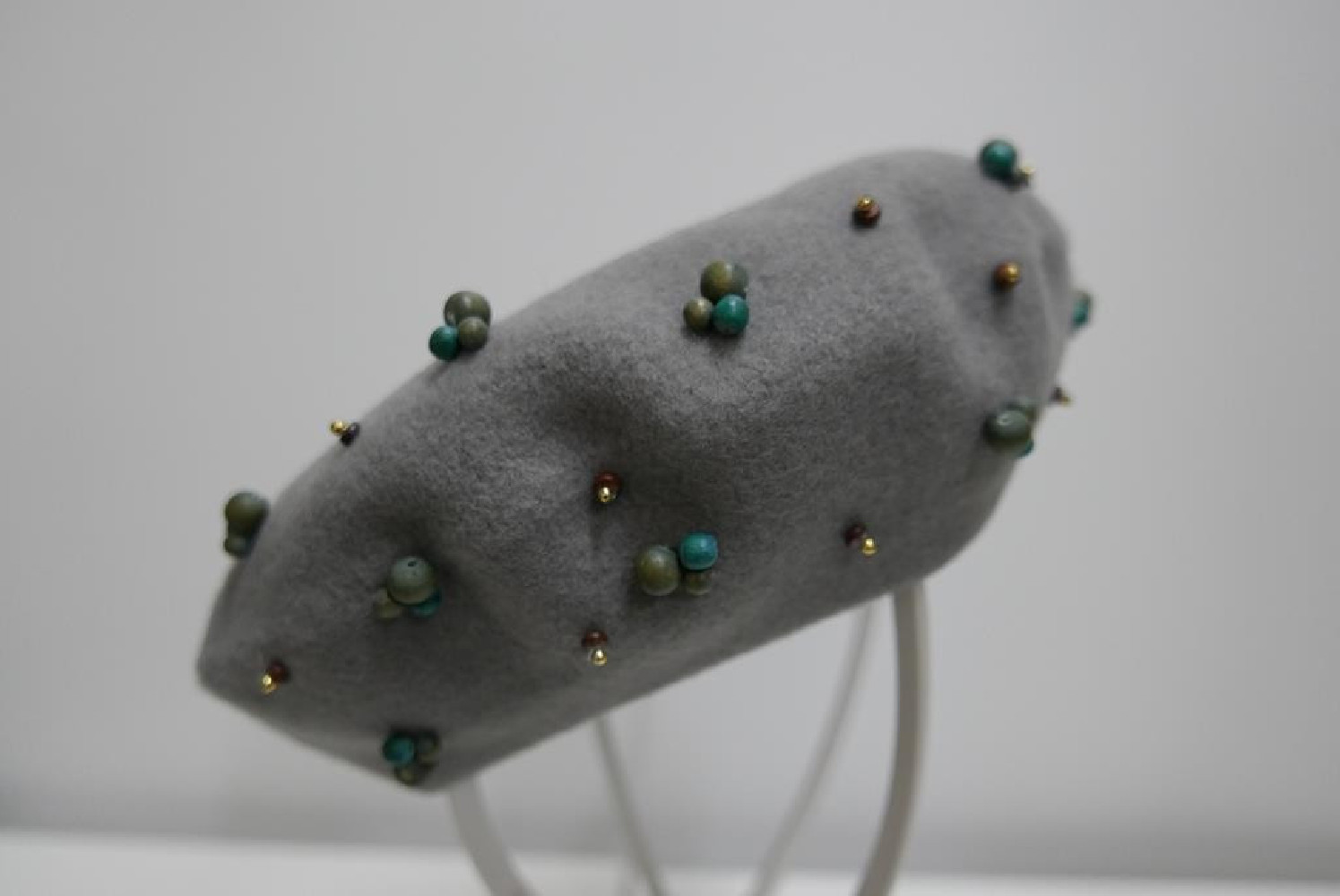 Szaro zielony beret dzianina wełna z koralikami