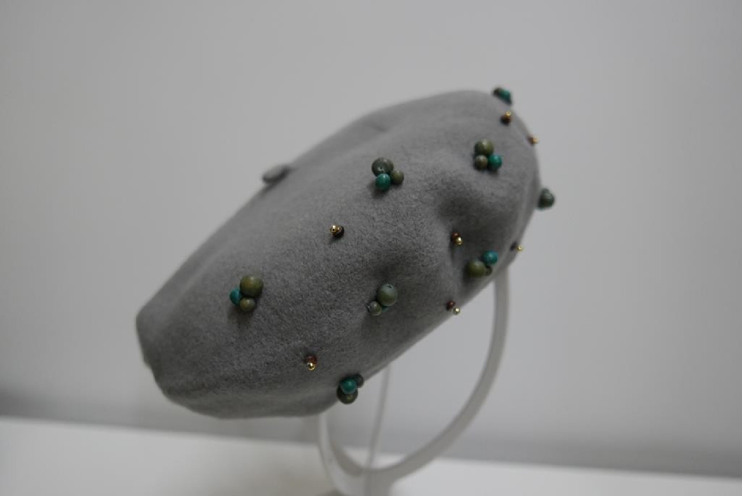 Szaro zielony beret dzianina wełna z koralikami