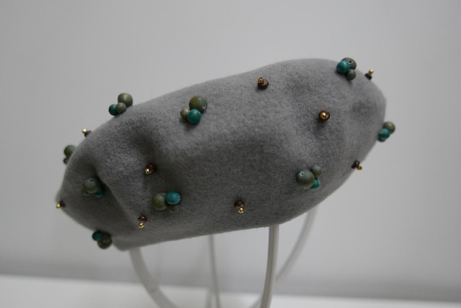 Szaro zielony beret dzianina wełna z koralikami