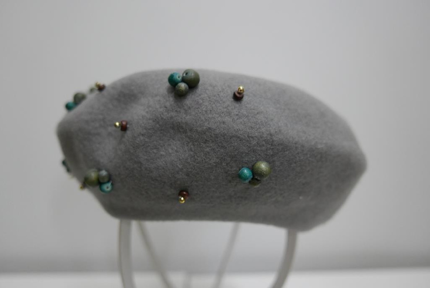 Szaro zielony beret dzianina wełna z koralikami