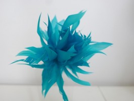 Kwiat z piór turkusowy stroik do włosów , sukni, kapelusza
