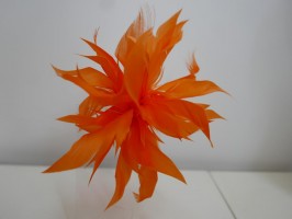 Kwiat z piór pomarańczowy stroik do włosów , sukni, kapelusza