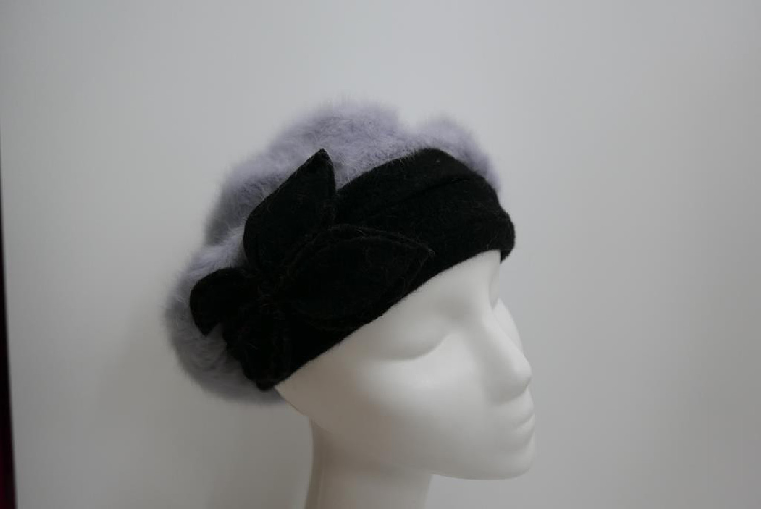 Szaro czarny beret na pasku angora wełna