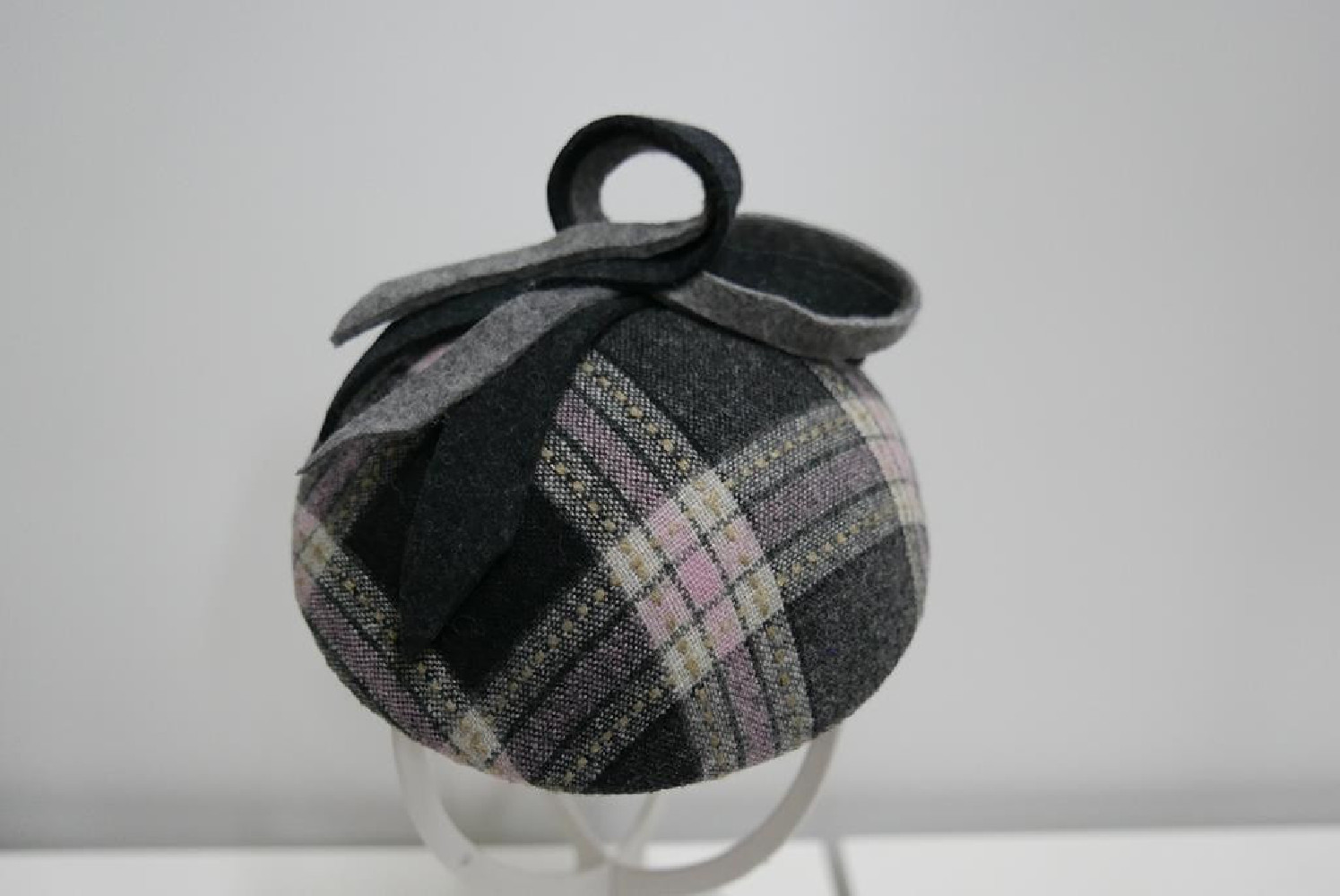 Szaro różowa krateczka mini toczek fascynator z tkaniny