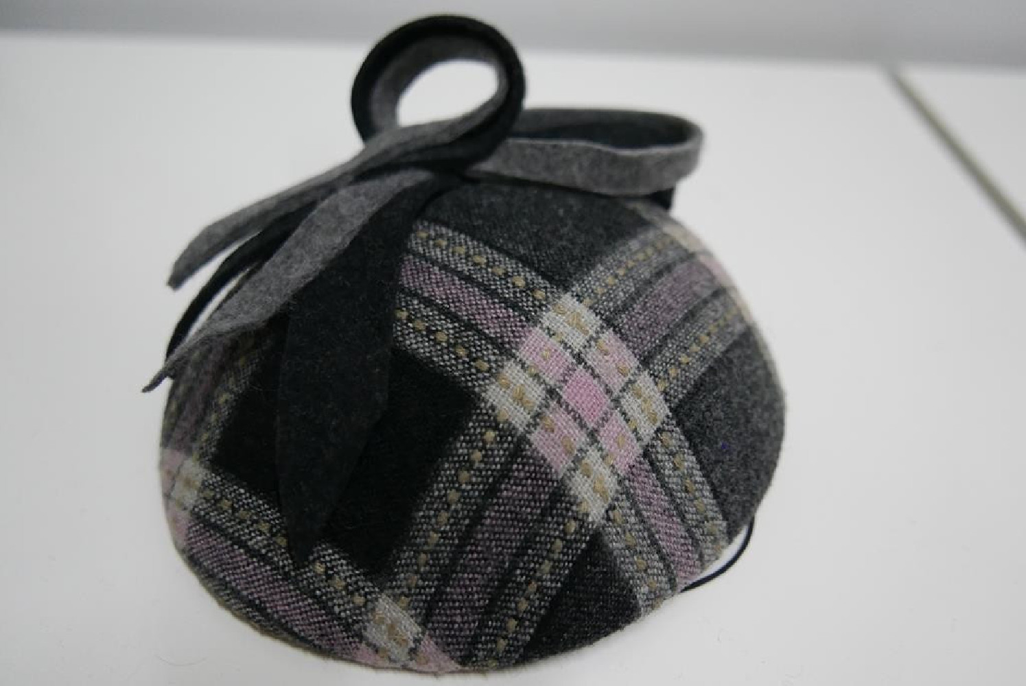 Szaro różowa krateczka mini toczek fascynator z tkaniny