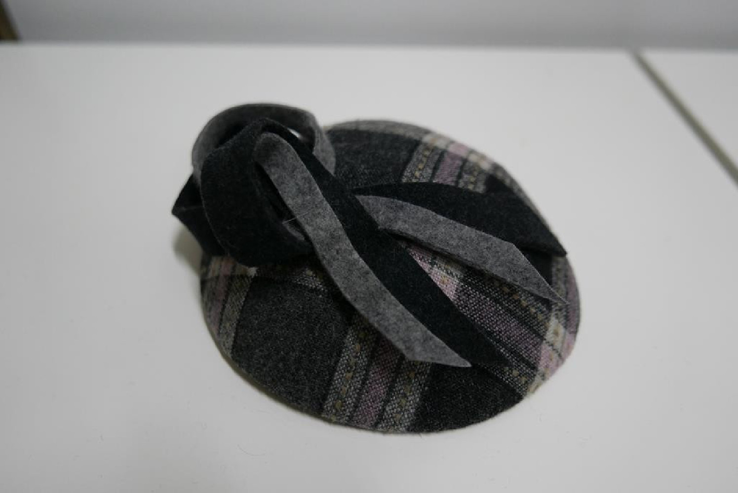 Szaro różowa krateczka mini toczek fascynator z tkaniny