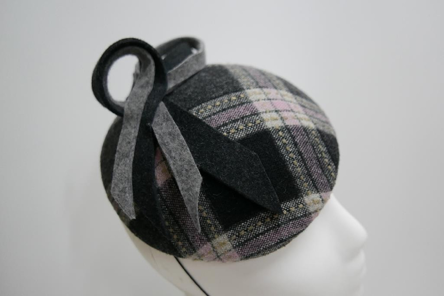 Szaro różowa krateczka mini toczek fascynator z tkaniny