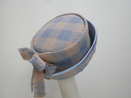 Chanelka beżowo błękitny kapelusz tkanina 53-55cm