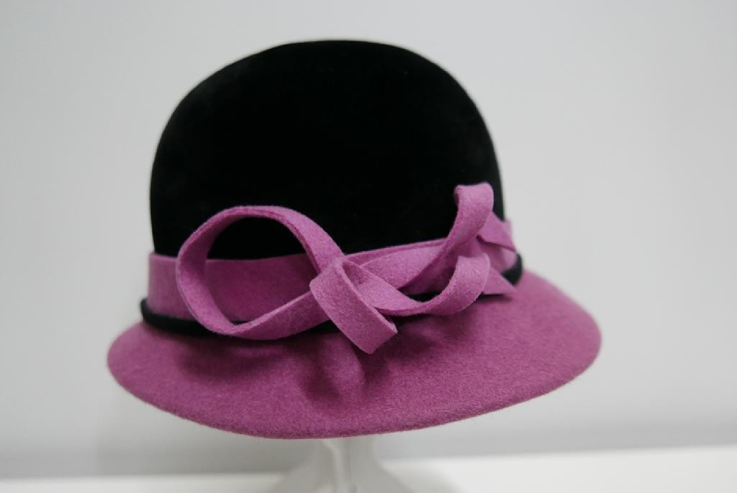 Czarno różowy kapelusz filcowy 55-57 cm